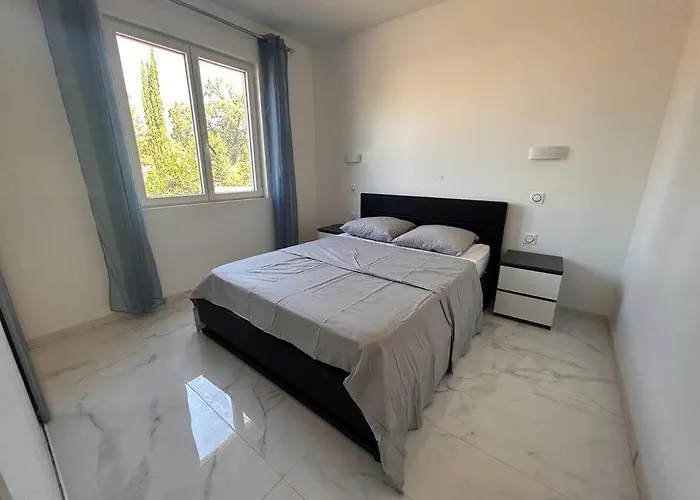 3 Chambres, Refait à Neuf, Piscine, Proche Et Gare * Cagnes-sur-Mer